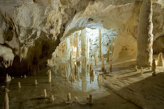 Dalle colline dolci del Verdicchio di Jesi, fino alle Grotte di Frasassi.